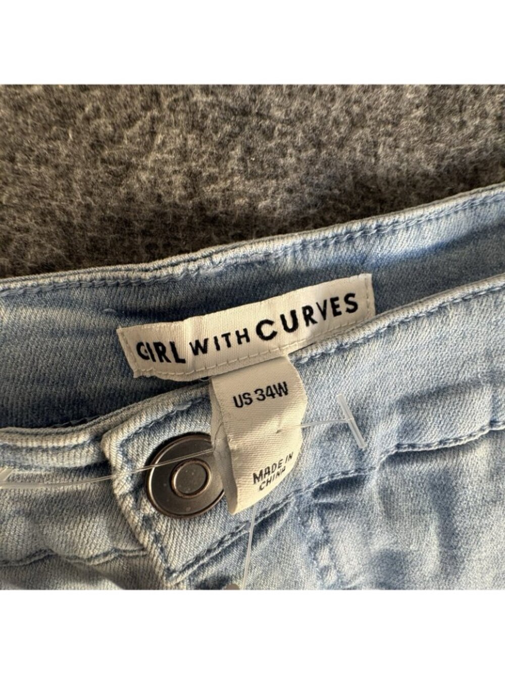 Girl With Curves Women’s 34W Light Wash Denim Capri Jeans Frayed Hem - Picture 7 of 7
